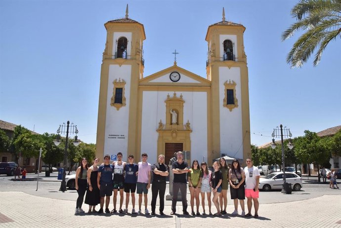 Archivo - El deán del Cabildo y el párroco de San Vicente Ferrer (centro), con los monitores de la Escuela de Verano, ante la parroquia.