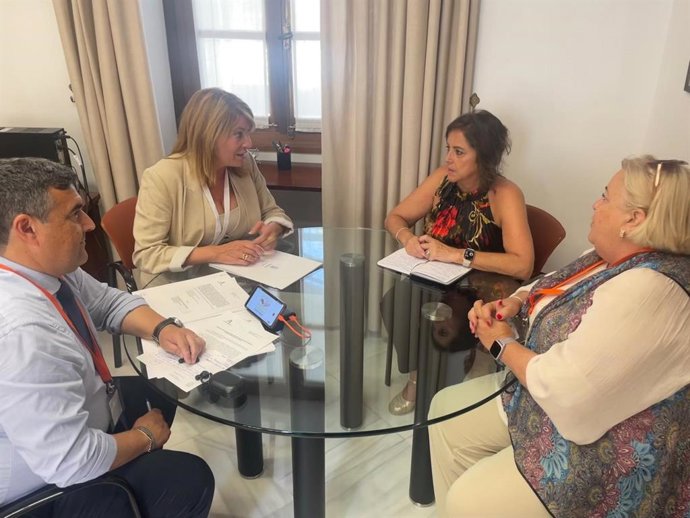 La alcaldesa de Huelva, Pilar Miranda, en su encuentro con la consejera de Salud y Consumo de la Junta de Andalucía, Catalina García.