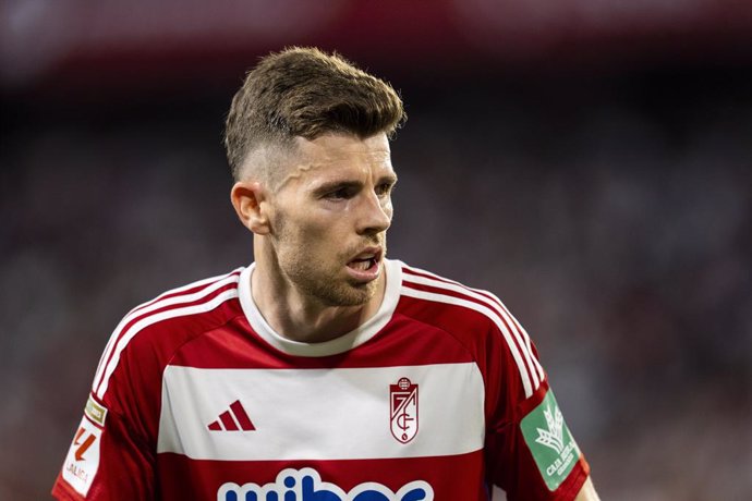 Archivo - Gerard Gumbau of Granada CF looks on during the Spanish league, LaLiga EA Sports, football match played between Sevilla FC and Granada CF at Ramon Sanchez-Pizjuan stadium on May 5, 2024, in Sevilla, Spain.