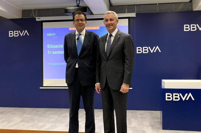El economista jefe para España de BBVA Research, Miguel Cardoso, y el director territorial en Catalunya, José Ballester.