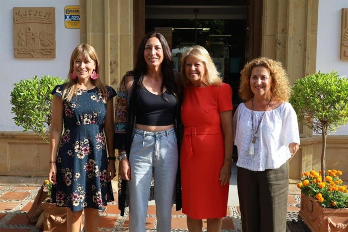 La consejera de Inclusión Social, Juventud, Familias e Igualdad, Loles López, mantiene una reunión de trabajo con la alcaldesa de Marbella, Ángeles Muñoz, para analizar asuntos relacionados con la atención a las personas mayores y con discapacidad.