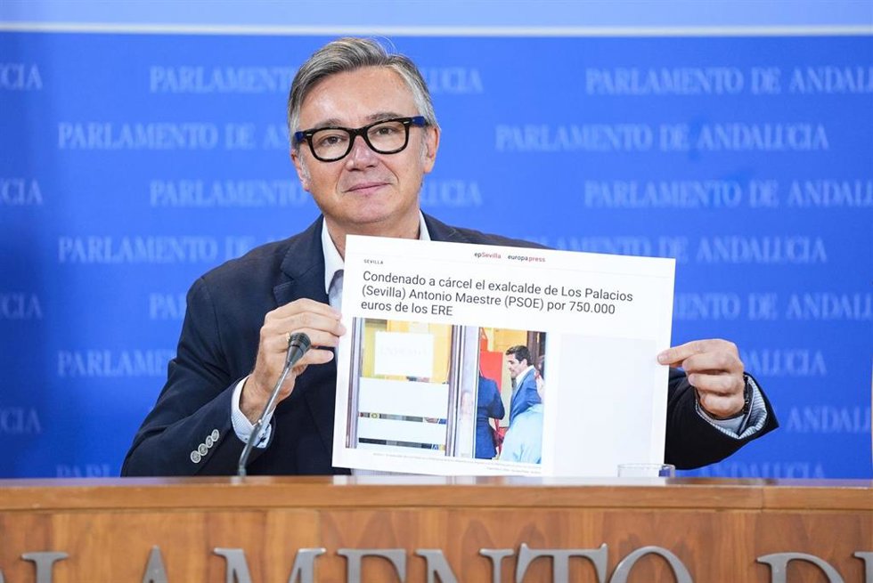 El portavoz del Grupo Vox, Manuel Gavira, durante la ronda de ruedas de prensa de portavoces de los grupos parlamentarios en el Parlamento de Andalucía.