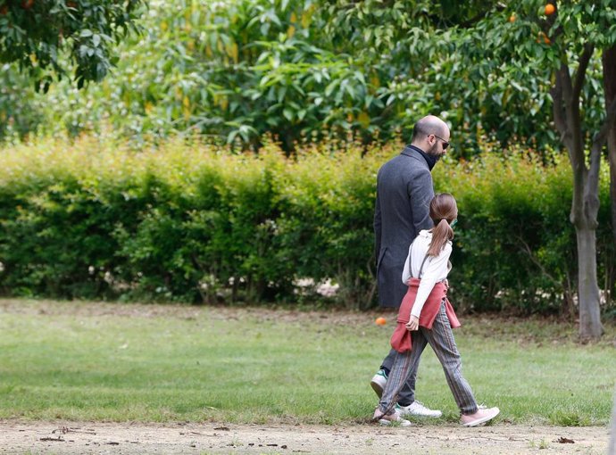 Archivo - Un padre con su hija paseando por el Parque de Maria Luisa en el primer día donde los niños han podido salir acompañado de un adulto. Sevilla a 26 de abril del 2020