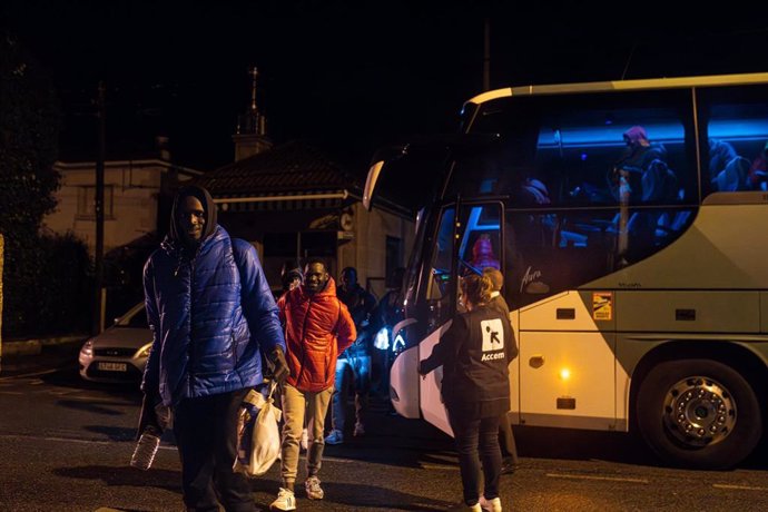 Archivo - Migrantes procedentes de Canarias a su llegada en autobús al hotel Baixamar, a 9 de noviembre de 2023, en Sanxenxo, Pontevedra. Foto de archivo