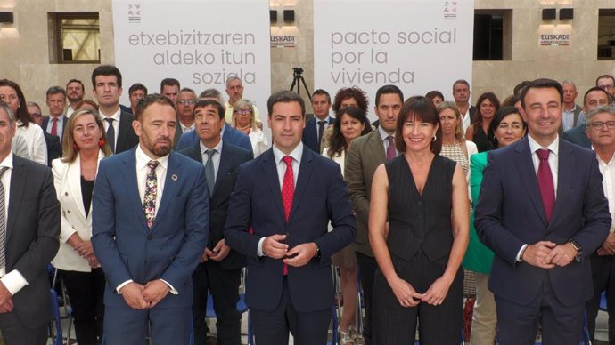 El lehendakari, Imanol Pradales, ha presidido este miércoles la reunión del Pacto Social por la Vivienda 2022-2026