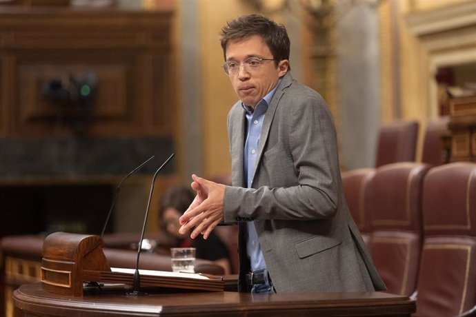 El diputado de Sumar y líder de Más País, Iñigo Errejón, interviene durante una sesión extraordinaria en el Congreso de los Diputados, a 17 de julio de 2024, en Madrid (España). 