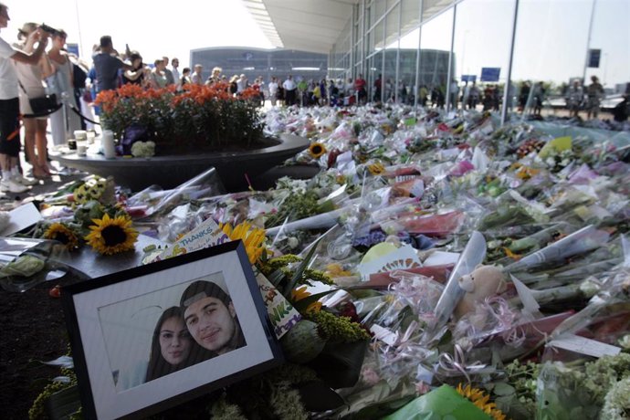 Archivo - Memorial improvisado en homenajes a las víctimas del vuelo MH17 de Malaysia Airlines, en el aeropuerto de Schiphol de Ámsterdam.