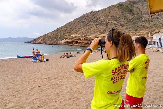 Archivo - Puesto municipal de socorristas de playas en El Portús. Socorristas