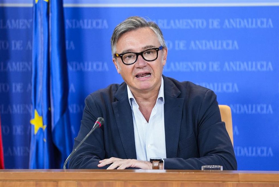 El portavoz del Grupo Vox, Manuel Gavira, durante la ronda de ruedas de prensa de portavoces de los grupos parlamentarios en el Parlamento de Andalucía.
