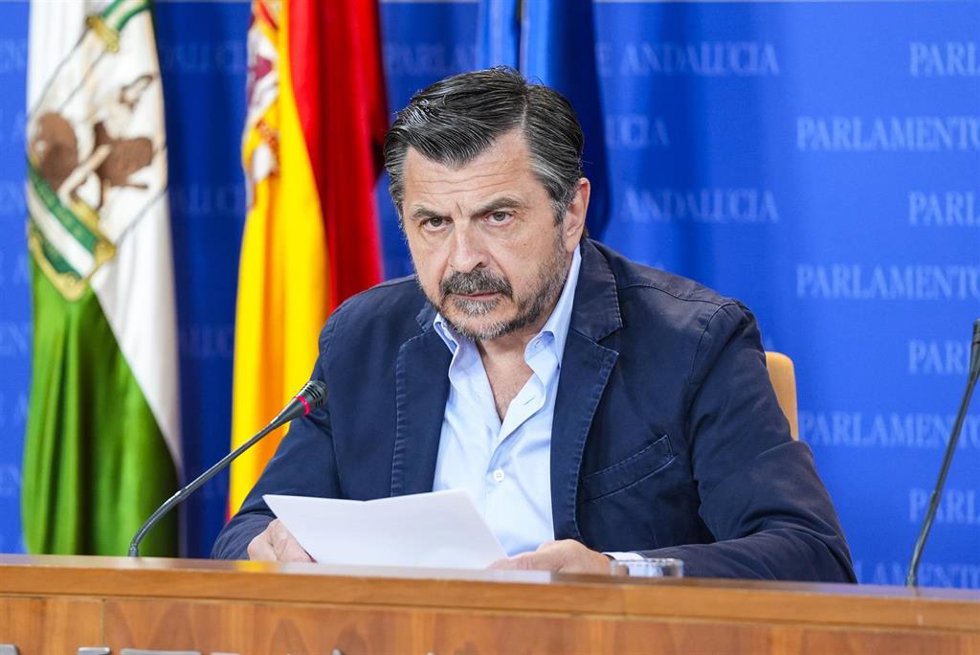 El portavoz del Grupo Parlamentario Popular, Toni Martín, durante la ronda de ruedas de prensa de portavoces de los grupos parlamentarios en el Parlamento de Andalucía.
