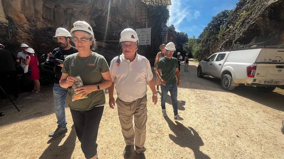 Gonzalo Santonja, a la derecha, visita los yacimientos de Atapuerca.