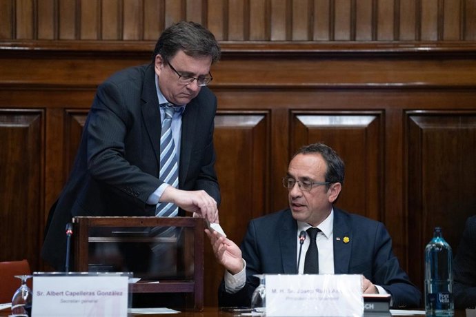 El presidente del Parlament, Josep Rull, y el secretario general del Parlament, Albert Capelleras, en la constitución de las ocho primeras comisiones de la XV legislatura