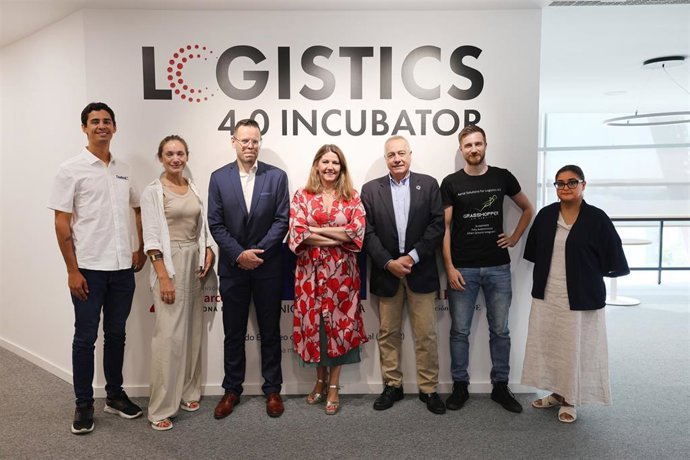 El delegado especial del Estado en el CZFB, Pere Navarro; la directora general, Blanca Sorigué, y representantes de las startups que se unen a la incubadora de Logística 4.0.