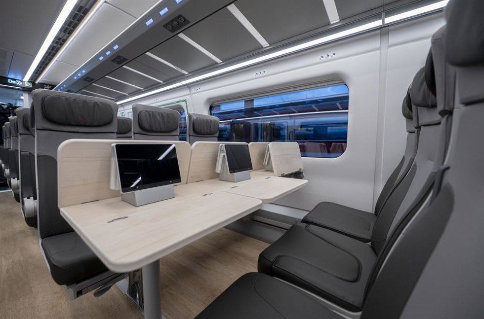 Archivo - Interior del tren de alta velocidad de la serie 106
