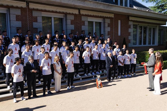 El Rey Felipe VI (2d) y la Princesa Leonor (1d), reciben a la Selección española de Fútbol, en el Palacio de La Zarzuela,