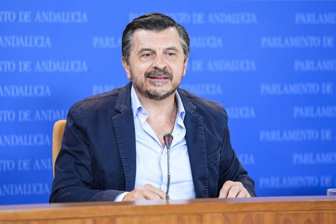 El portavoz del Grupo Parlamentario Popular, Toni Martín, durante la ronda de ruedas de prensa de portavoces de los grupos parlamentarios en el Parlamento de Andalucía.