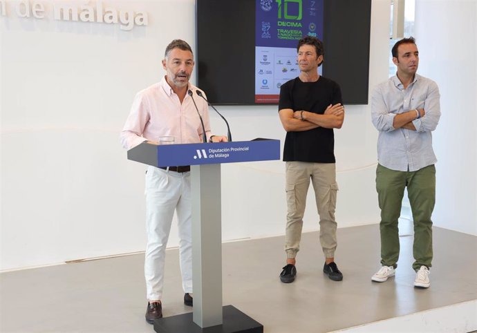 El vicepresidente y diputado de Deportes, Juan Rosas, junto al concejal de Deportes de Torremolinos, Miguel Ramón Alcaide, y el responsable de la asociación deportiva Acqua Fire Torremolinos, Rodrigo Labrac