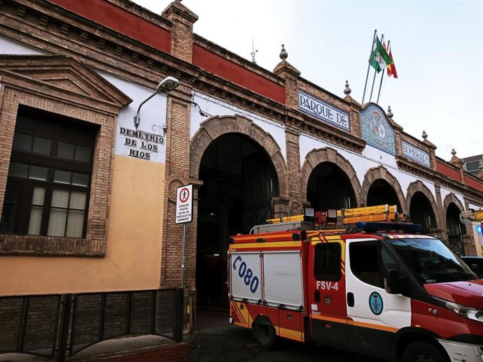 Archivo - Imagen de recurso de un vehículo de bomberos saliendo del Parque Central.