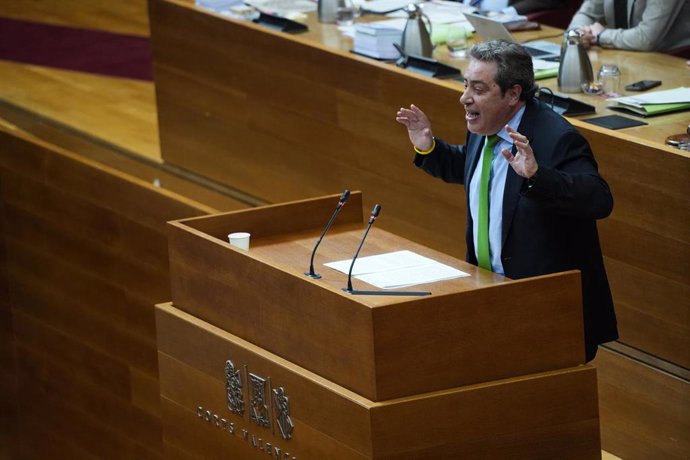 El portavoz de VOX en las Corts, José María Llanos, interviene durante una sesión plenaria en Les Corts Valencianes, a 11 de julio de 2024, en Valencia, Comunidad Valenciana (España). Este pleno es el último antes de las vacaciones estivales y se han trat