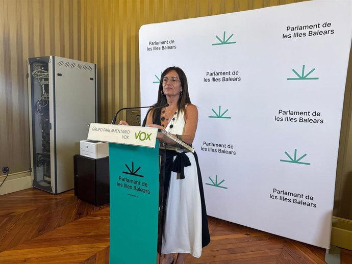 La portavoz de Vox en el Parlament, Manuela Cañadas, en declaraciones a los medios.