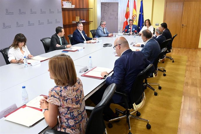 El consejero de la Presidencia, Luis Miguel González Gago, firma la adenda a los Fondos de Cohesión Territorial representantes de las nueve instituciones provinciales.