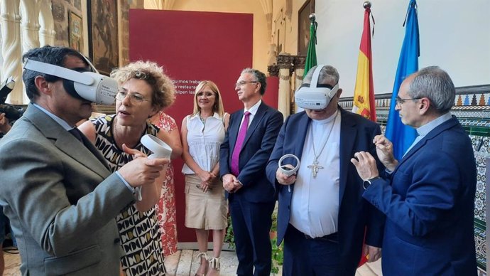 Autoridades en la inauguración de los elementos tecnológicos implementados en el Museo de la Catedral de Badajoz