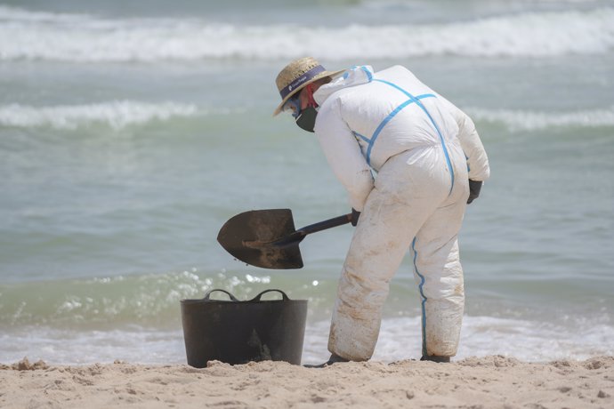 Labores de limpieza en la playa del Saler por el vertido, a 17 de julio de 2024, en Valencia, Comunidad Valenciana (España).