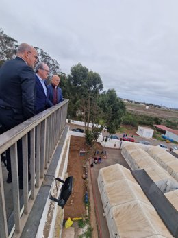 Archivo - El Defensor del Pueblo, Ángel Gabilondo, en una visita al centro de atención a migrantes Las Raíces de Tenerife