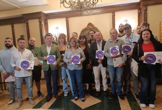 La vicepresidenta del Principado de Asturias, Gimena Llamedo, junto a responsables de Otea y asistentes a las Jornadas de sensibilización y formación contra la violencia sexual en el ocio nocturno, en Gijón.