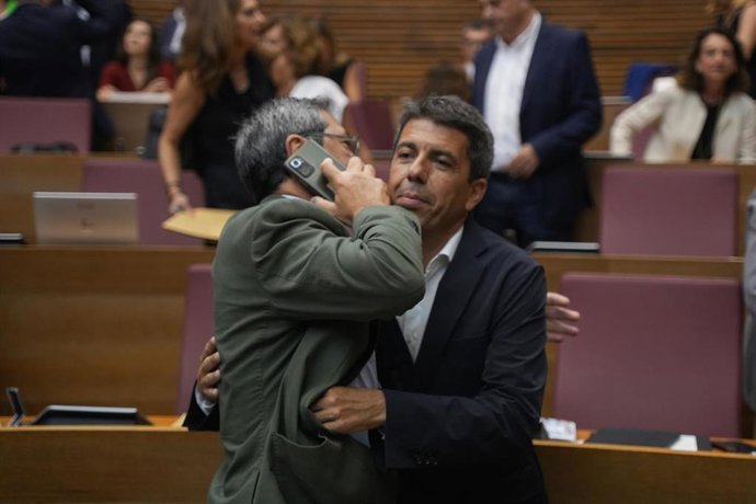 El exvicepresidente primero y exconseller de Cultura y Deporte, Vicente Barrera (i), y el president de la Generalitat Valenciana, Carlos Mazón (d), durante una sesión plenaria en Les Corts