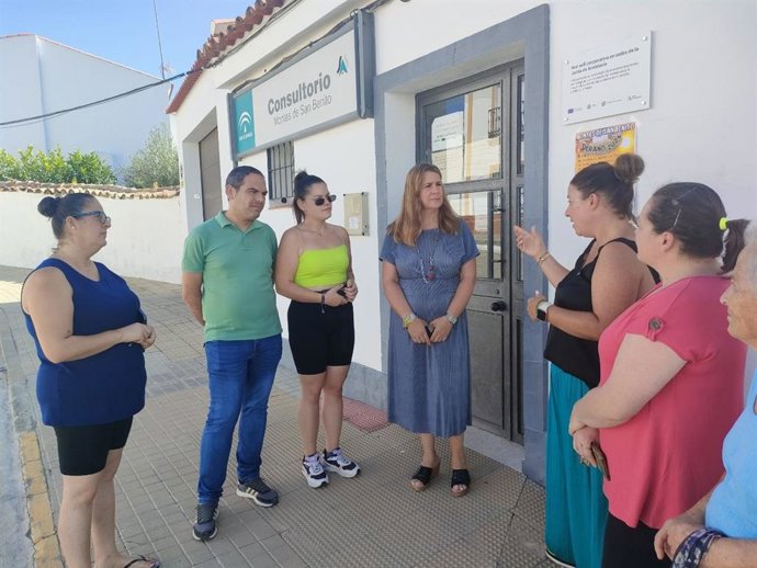 La secretaria de Organización del PSOE de Huelva y diputada Provincial, Rosa Tirador, a las puertas del centro de salud de la pedanía de Montes de San Benito.