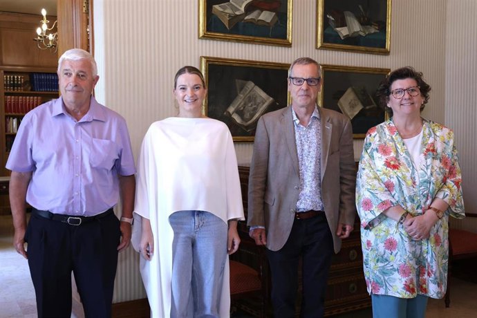 La presidenta del Govern, Marga Prohens, y el presidente de Homes per la Igualtat Mallorca, Miquel Àngel Lladó.