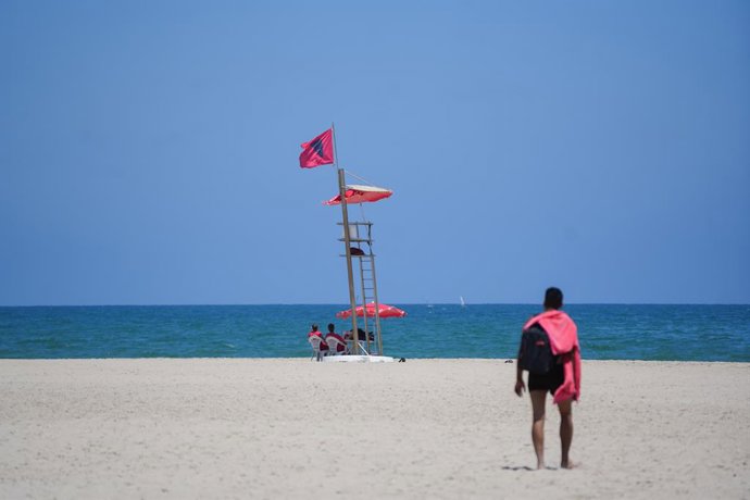 Vista de la bandera roja a la platja del Saler