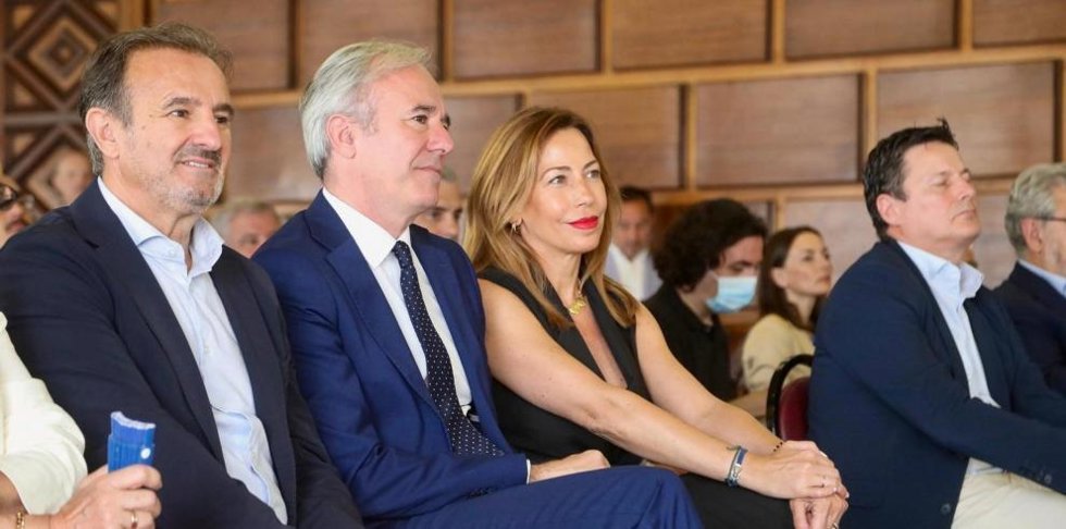 Jorge Azcón y Natalia Chueca en la jornada 'Comunicación, incomunicación y comunicaciones', organizado este miércoles en el Ayuntamiento de Zaragoza.