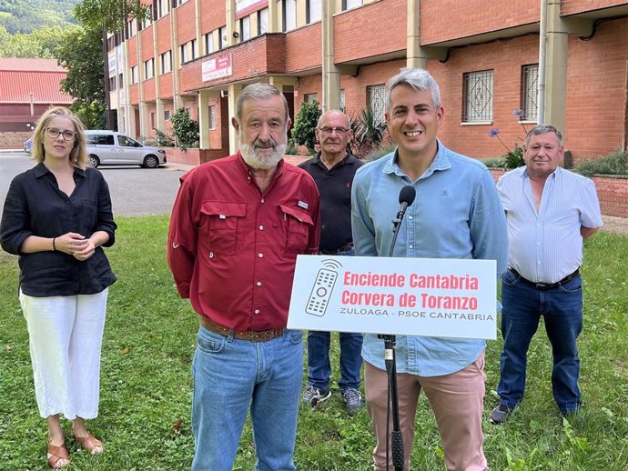 El secretario general del PSOE de Cantabria, Pablo Zuloaga, en Alceda con la campaña 'Enciende Cantabria'