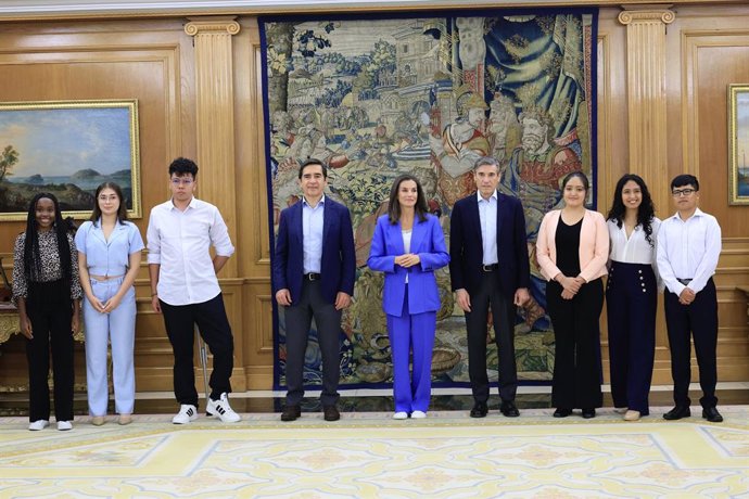 La Reina recibe a jóvenes colombianos y peruanos de escasos recursos que podrán ir a universidad gracias a una beca de la Fundación MIcrofinanzas BBVA (FMBBVA). En el Palacio de la Zarzuela, en Madrid a 17 de julio de 2024