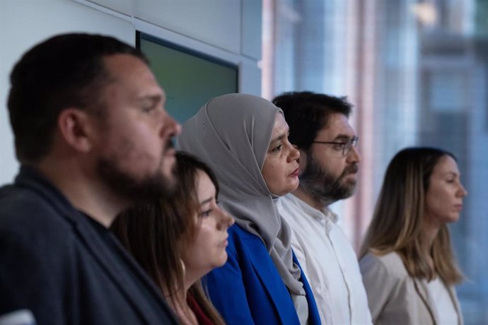 (I-D) El Diputado De Los Comuns Andrés García; La Diputada De La CUP Laura Vega; La Diputada De ERC Najat Drioueich; El Diputado Del PSC Ferran Pedret Y La Diputada De Junts Judith Toronjo