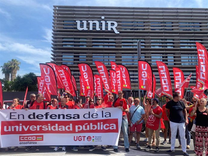 Concentración Organizada por UGT y CCOO de La Rioja frente a la UNIR