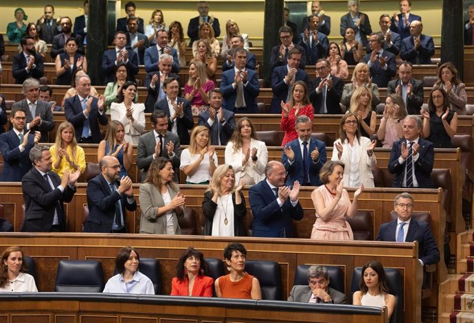 La bancada del PP aplaude durante una sesión extraordinaria en el Congreso de los Diputados, a 17 de julio de 2024, en Madrid (España). Pedro Sánchez presenta hoy las líneas fundamentales del Plan de Acción por la Democracia, también llamado plan de regen