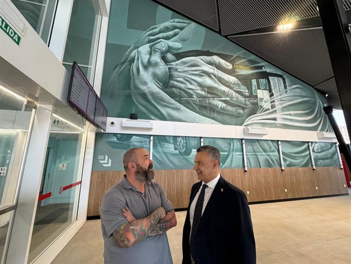 La estación de autobuses inaugura un mural que simboliza "el encuentro y la despedida" de los viajeros a Logroño