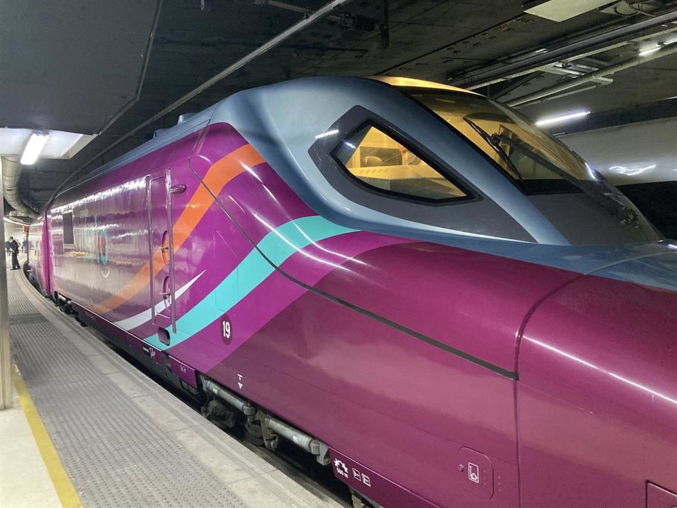 Archivo - Tren AVLO en la estación de Sants de Barcelona.