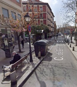 Buscan al individuo que quemó anoche varios contenedores en Lavapiés, dañando 6 vehículos