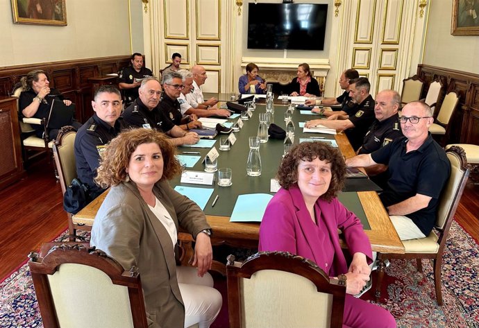 La subdelegada del Gobierno en A Coruña, María Rivas, y la alcaldesa de Santiago, Goretti Sanmartín, presiden la junta de seguridad local para las Festas do Apóstolo 2024.