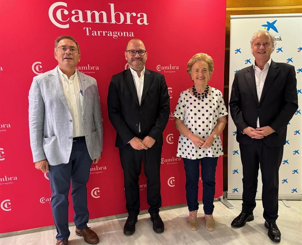 (I-D) El Tesorero De La Cámara De Tarragona, Ramon Marsal; El Director De Banca De Instituciones De Caixabank En Tarragona, Eduard Gené; La Presidenta De La Cámara, Laura Roigé, Y El Director De Instituciones De Caixabank A Catalunya,  Joaquim Maci.