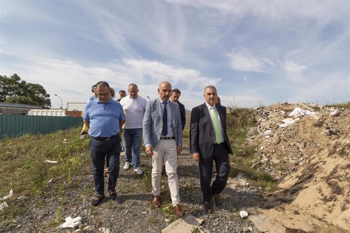 El consejero de Fomento, Ordenación del Territorio y Medio Ambiente, Roberto Media, ha visitado este miércoles la parcela donde comenzarán las obras de construcción del nuevo punto limpio de Laredo