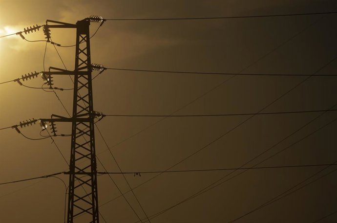 Archivo - Torres de tensión el día en el que el precio de la luz alcanza un máximo histórico, a 20 de julio de 2021, en Mejorada del Campo, Madrid (España). El precio medio de la luz en el mercado mayorista ha tocado hoy un nuevo máximo histórico, superan