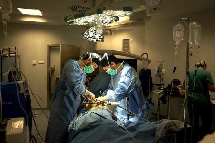 Los Doctores Cañete y Segura del Hospital Viamed Fátima (Sevilla) durante una opración.
