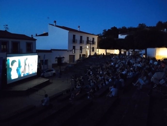 Proyección en Jabugo de una película del programa 'Cine en el Pueblo'.