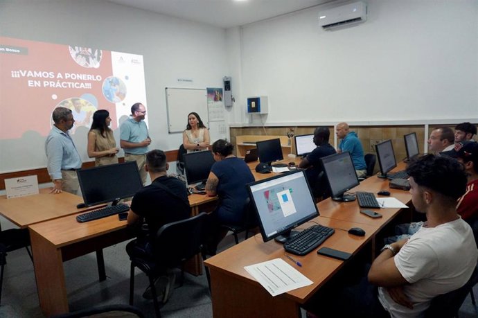 Gálvez (2ª izda.) en la visita a la Fundación Don Bosco.