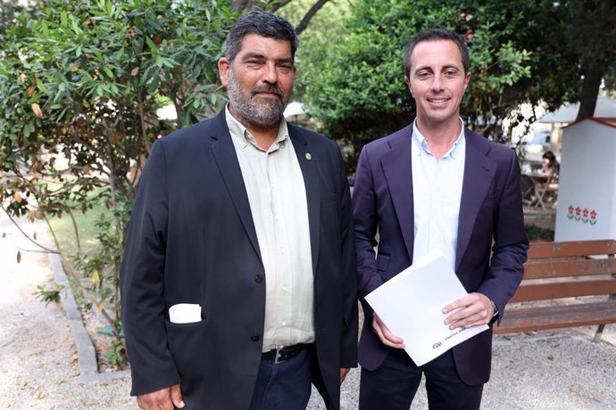 Archivo - El presidente del Consell de Mallorca, Llorenç Galmés (d) y el vicepresidente del Consell de Mallorca, Pedro Bestard (i), durante una rueda de prensa.